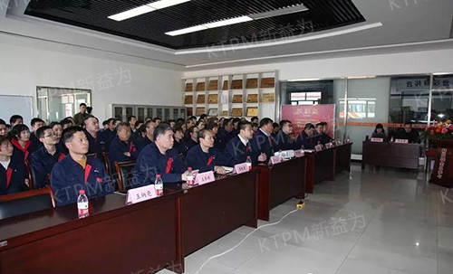 會(huì)議開(kāi)始由新益為黃老師對(duì)本次《精益6S》項(xiàng)目進(jìn)行詳細(xì)的介紹 會(huì)議開(kāi)始由新益為黃老師對(duì)本次《精益6S》項(xiàng)目進(jìn)行詳細(xì)的介紹