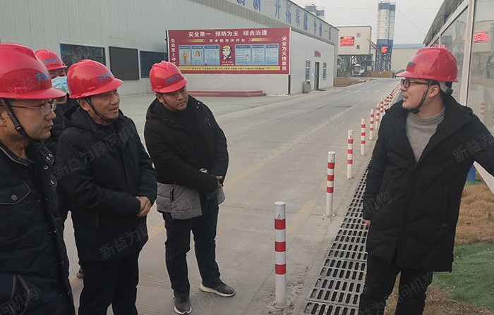 華總工向竇總、鞏總講解