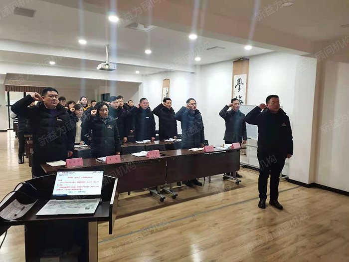 周總帶領(lǐng)全員進(jìn)行精益推進(jìn)宣誓 周總帶領(lǐng)全員進(jìn)行精益推進(jìn)宣誓